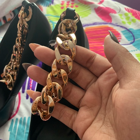 Ladies!!!We have a very hot black high heel with a Golden chain - Picture 3 of 3